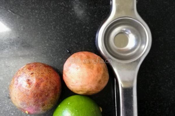 蜂蜜青柠百香果茶的做法图解1