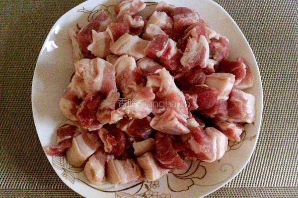 红烧肉炖土豆芹菜末的做法图解1