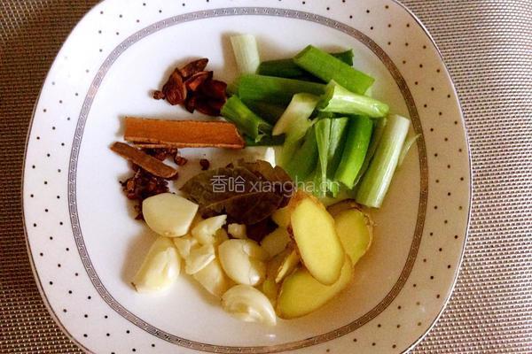 红烧肉炖土豆芹菜末的做法图解4