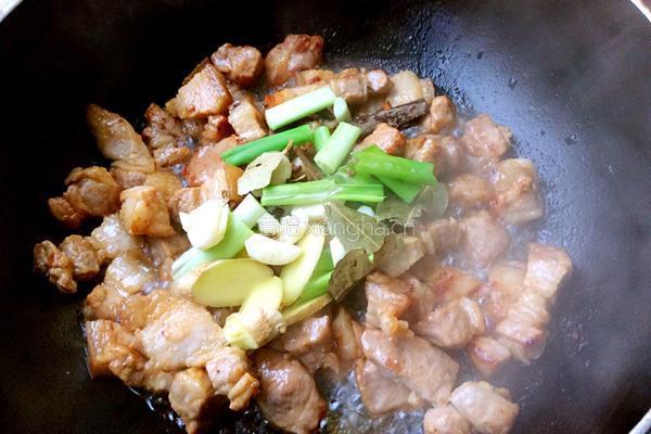 红烧肉炖土豆芹菜末的做法图解8