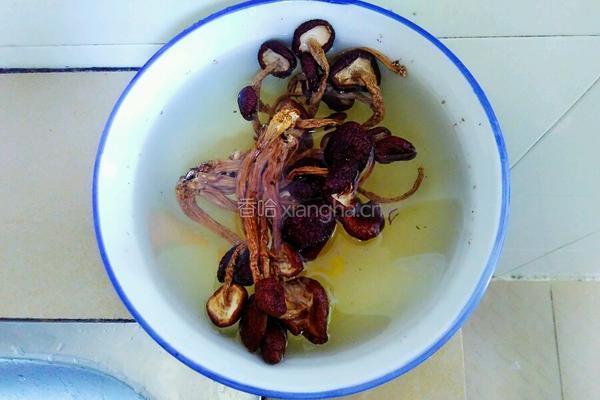 大骨茶树菇汤的做法图解1
