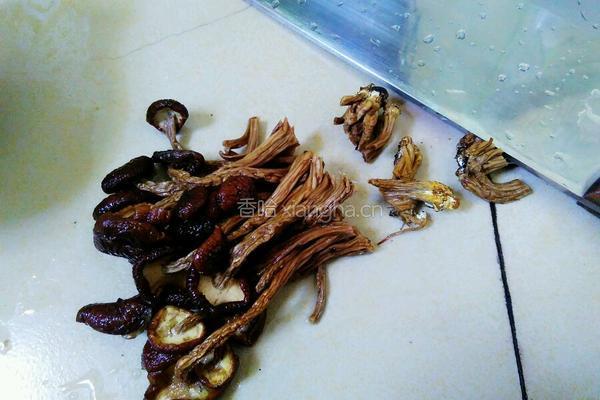 大骨茶树菇汤的做法图解2