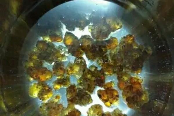 桃胶红枣阴耳羹的做法图解2