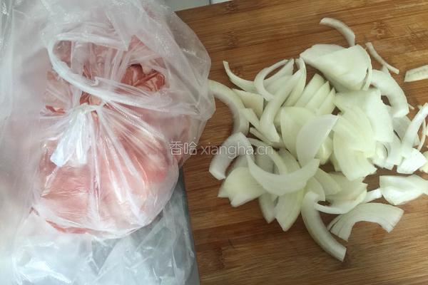 洋葱爆羊肉的做法图解1