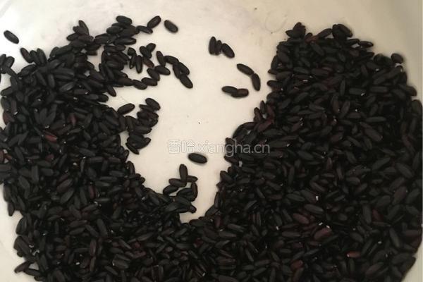 黑米红枣粥的做法图解1