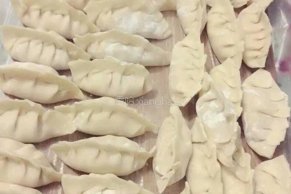 胡萝卜玉米马蹄猪肉饺的做法图解4