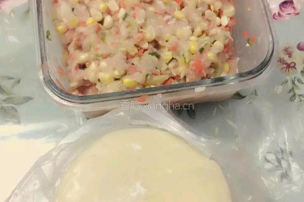 胡萝卜玉米马蹄猪肉饺的做法图解2
