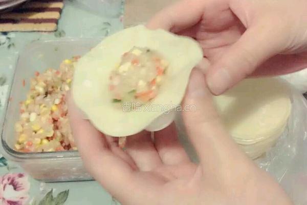 胡萝卜玉米马蹄猪肉饺的做法图解3