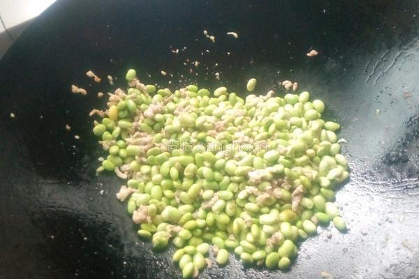 肉末毛豆的做法图解2