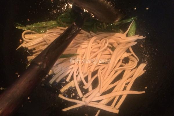 青椒炒豆皮的做法图解3