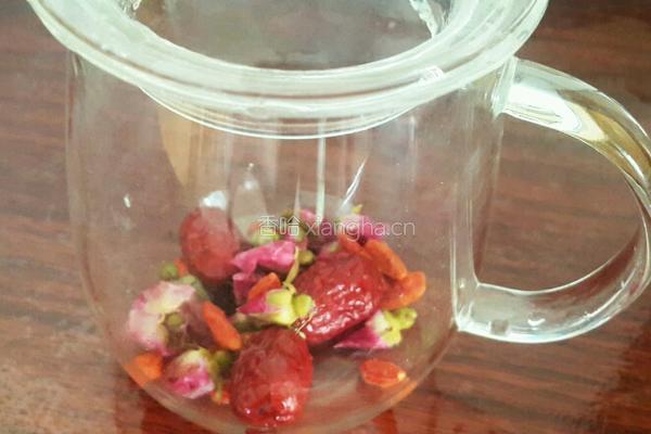 红枣枸杞玫瑰花茶的做法图解3
