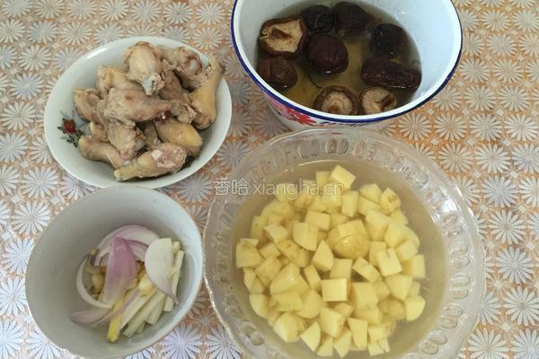 香菇土豆炖鸡腿的做法图解1