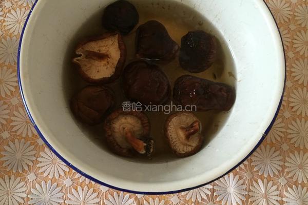 香菇土豆炖鸡腿的做法图解2