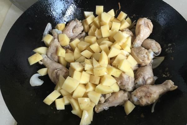 香菇土豆炖鸡腿的做法图解7