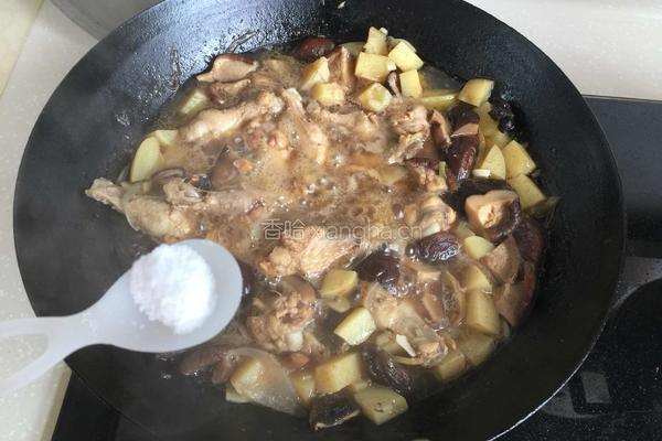 香菇土豆炖鸡腿的做法图解11