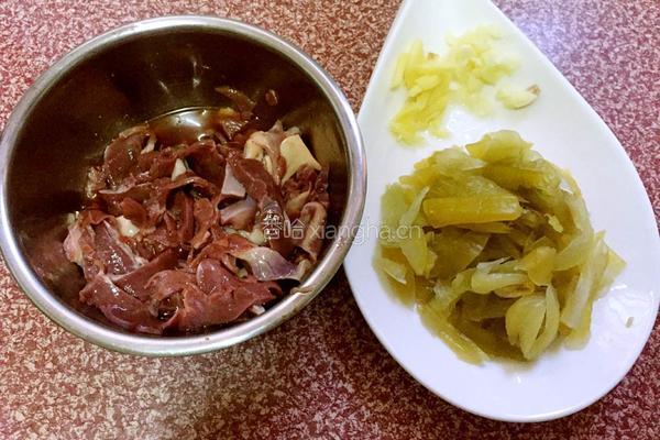 猪心炒咸菜的做法图解3