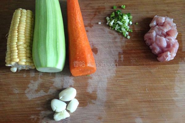 西葫芦胡萝卜玉米炒肉丁的做法图解1