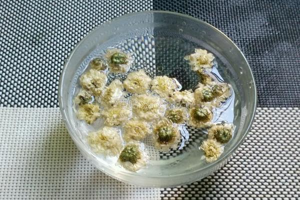 苦瓜菊花粥的做法图解2