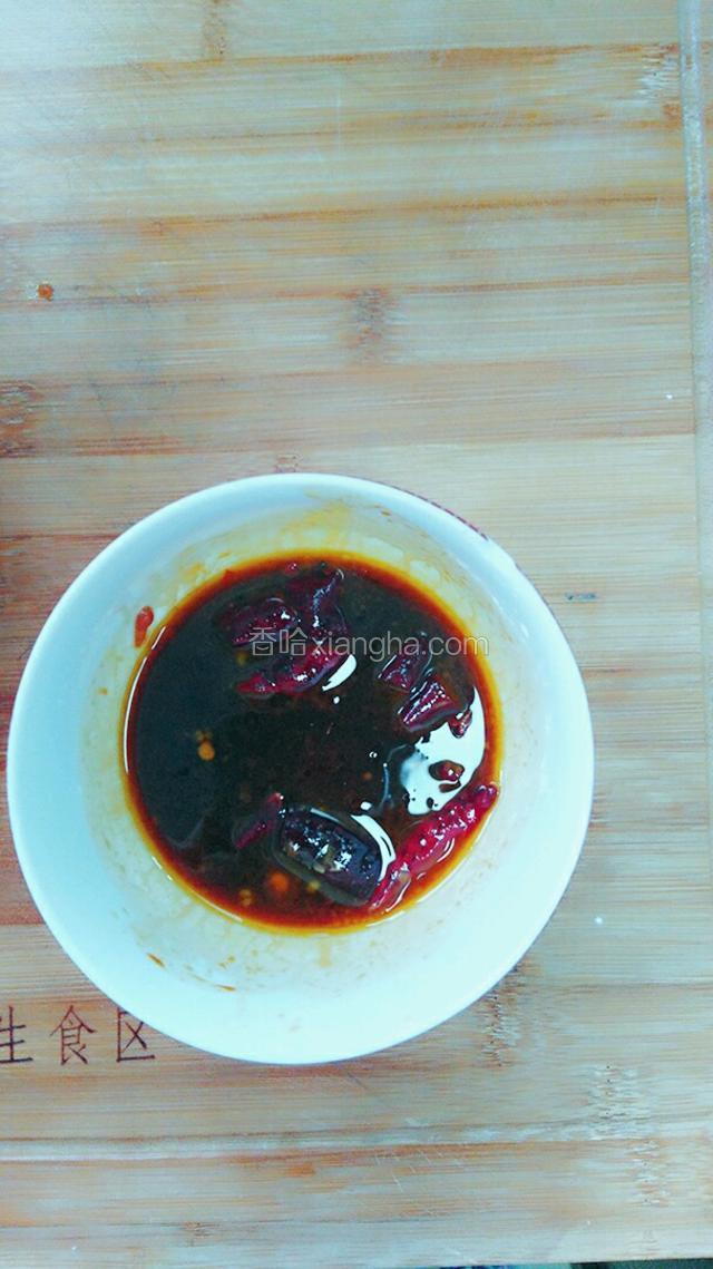 准备料汁:海鲜酱油，耗油，白糖，盐适量，玉米淀粉加清水调成汁备用