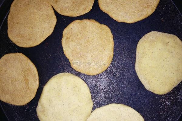 玉米面薄饼的做法图解6