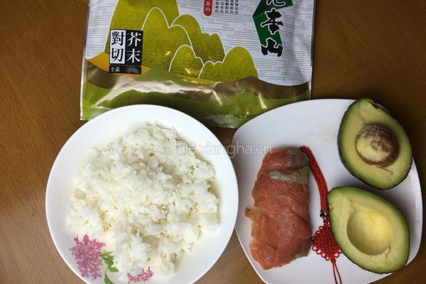 鳄梨烟熏鲑鱼卷的做法图解1