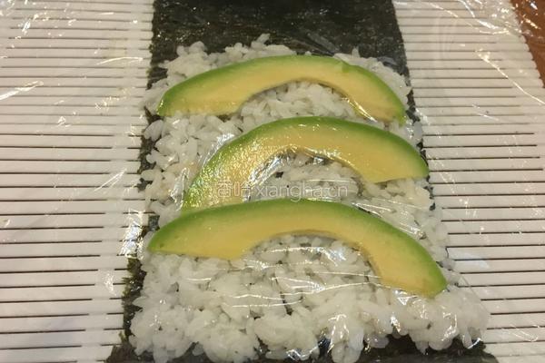 鳄梨烟熏鲑鱼卷的做法图解3