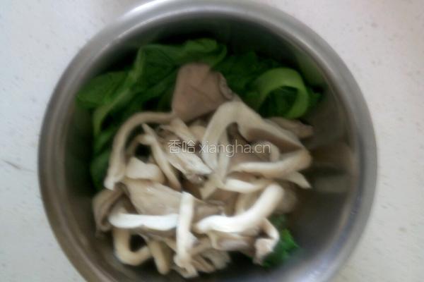 平菇油菜炒肉的做法图解2