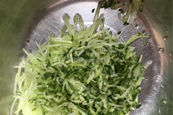 黄瓜猪肉水饺的做法图解1