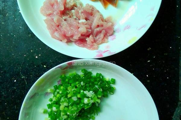 皮蛋瘦肉粥的做法图解3