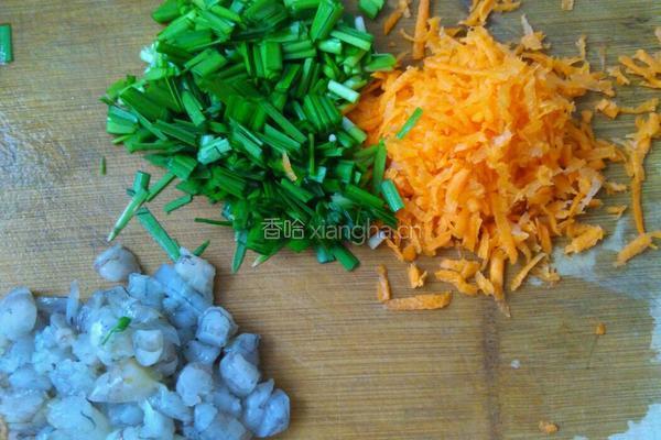 胡萝卜韭菜虾仁饼的做法图解1