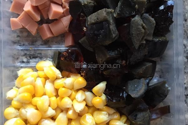 皮蛋玉米粥的做法图解2