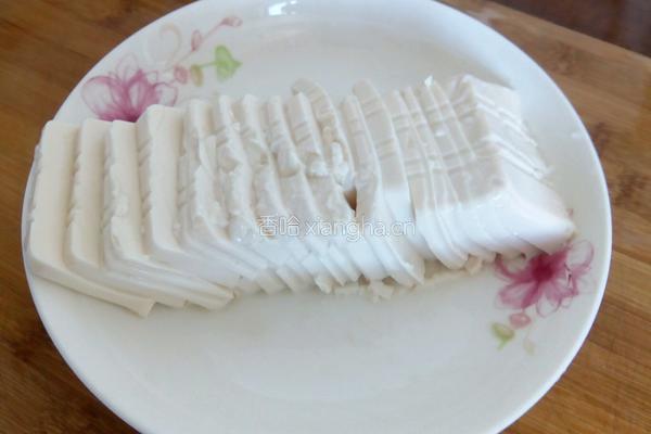 皮蛋拌豆腐的做法图解2