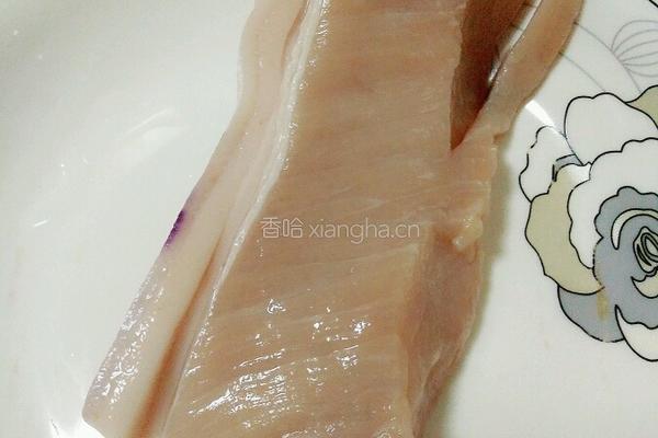 丝瓜青椒炒肉片的做法图解1