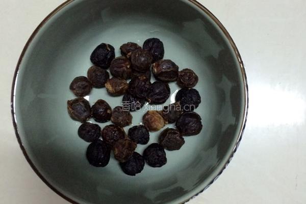 银耳红枣桂圆羹的做法图解4