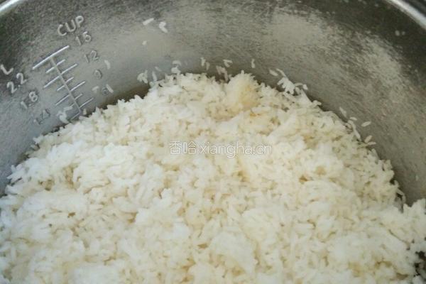 胡萝卜香菇腊肠炒饭的做法图解1
