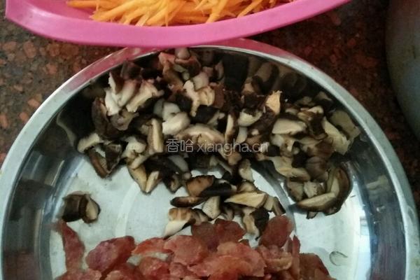 胡萝卜香菇腊肠炒饭的做法图解2