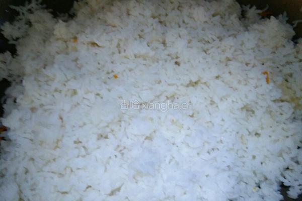 胡萝卜香菇腊肠炒饭的做法图解6