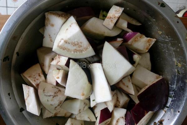肉片炒茄子的做法图解1