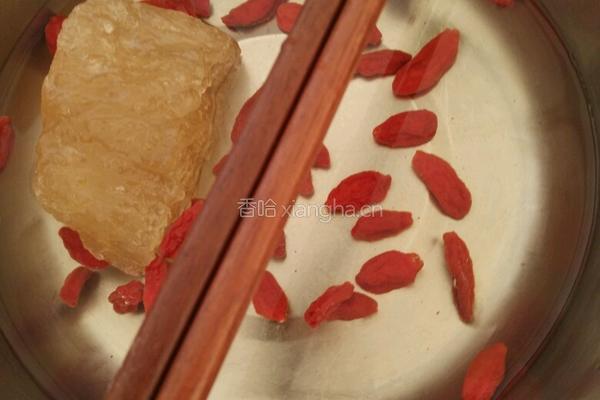 牛奶杞子炖鸡蛋的做法图解3