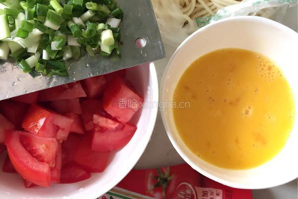 番茄鸡蛋炒面的做法图解1