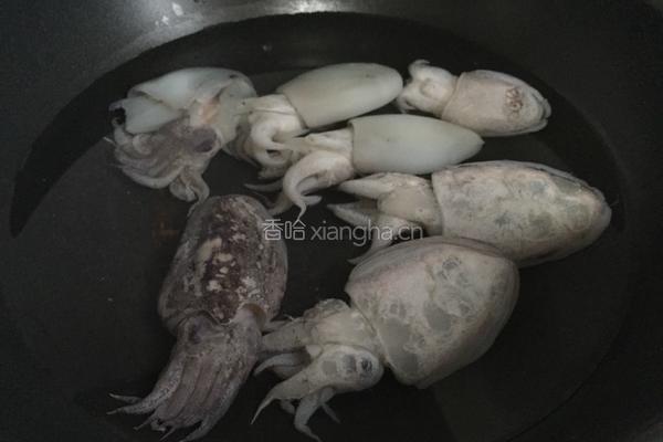 柠香鲜奶葱蒜鲜鱿斜管面的做法图解2