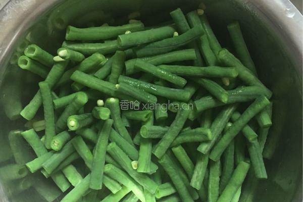凉拌豇豆的做法图解1
