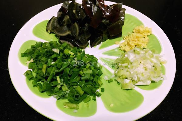 皮蛋瘦肉粥的做法图解3