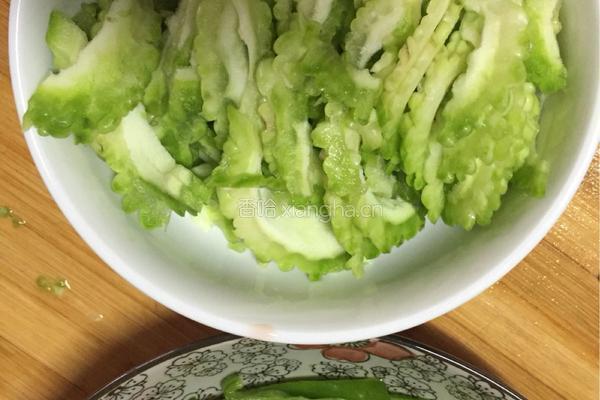 清炒苦瓜的做法图解1