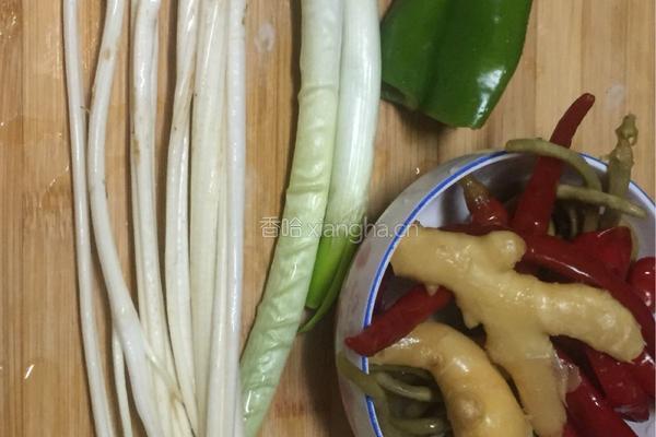 泡椒肥肠的做法图解2