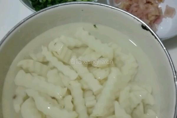 花生芝麻酱拌土豆条的做法图解1