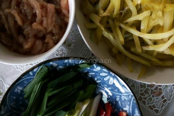 榨菜炒肉丝的做法图解1