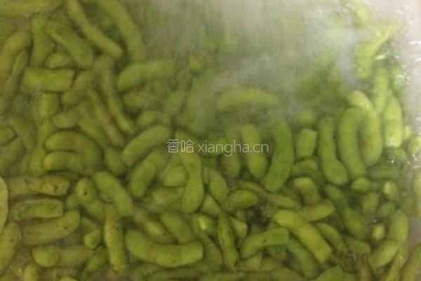 水煮毛豆的做法图解1