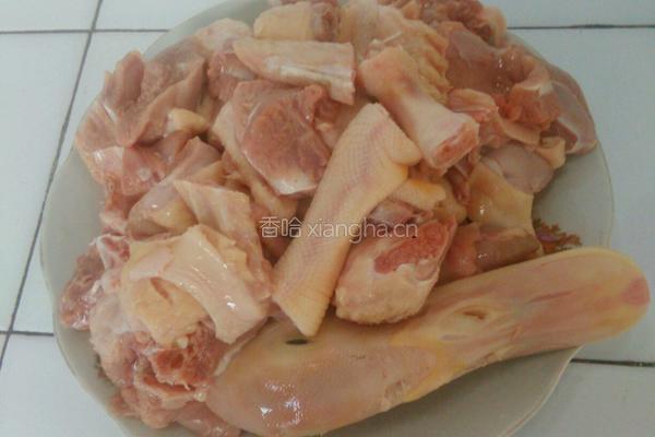 青豆烧鸭的做法图解1