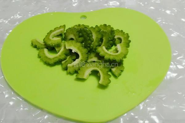 蜂蜜苦瓜汁的做法图解1